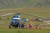 Алтай. Посадка вертолета в национальной деревушке