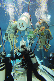 Имитация выхода в открытый космос в гидролаборатории Центра подготовки космонавтов
