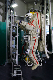 Имитация выхода в открытый космос на тренажере 